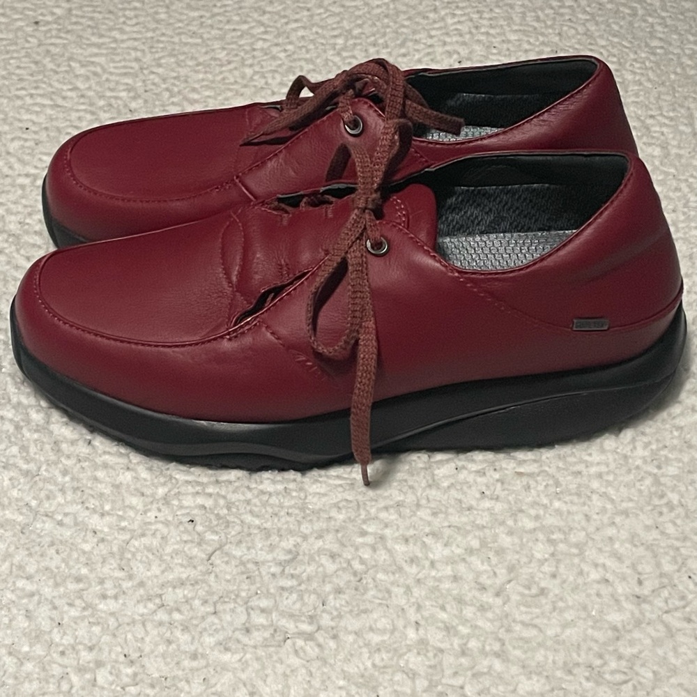 MBT rocking leather gore-Tex shoes size 8 red